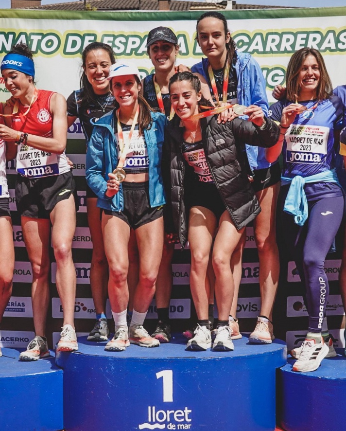 Andreu Blanes, que la tarde anterior había sido décimo en Huelva el Campeonato de España de 10K, y Laura Domene, medalla de plata

Júlia Font (Metaesport) no encontró rival en Lloret de Mar, la sede de un Campeonato de España de trail running que se dio especialmente bien para el atletismo valenciano, que salió de allí, de un circuito de 16 kilómetros con cerca de 600 metros de desnivel, con cuatro medallas: tres individuales y una por equipos gracias al triunfo del Metaesport en categoría femenina, en una carrera en la que la valenciana Laura Domene (Metaesport) entró segunda tras la castellonense Júlia Font. En hombres, el alicantino Andreu Blanes (Hoka) aprovechó un circuito que le beneficiaba para colgarse otra medalla de plata.